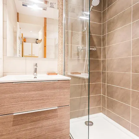 Renove Idealement Situe A Montchavin, Proches Pistes Et Commerces, Avec Balcon Et Parking Gratuit - Fr-1-329-22 * La Plagne